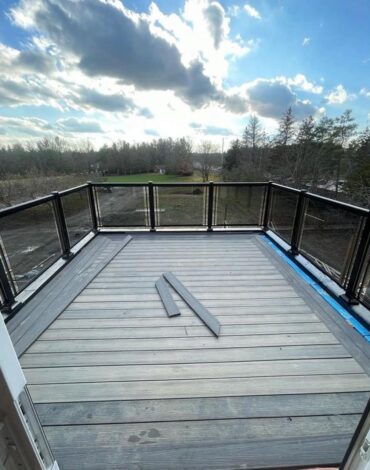 aluminum fence installation in Ontario